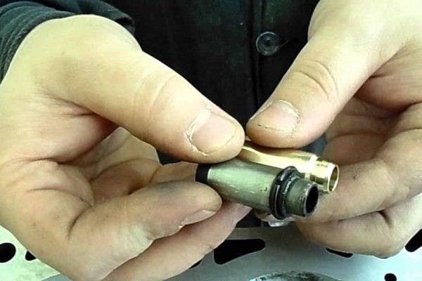 Установка направляющих втулок клапанов