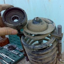 Выход из строя опорных подшипников передних стоек