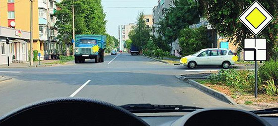Действие знака уступи дорогу на перекрестке